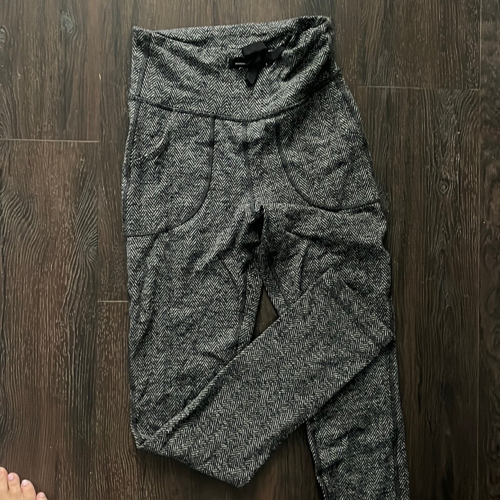 Herringbone lulu lemon leggings with pockets and drawstring